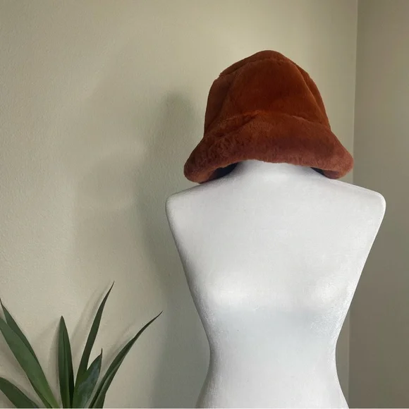 Topshop Women\'s Black Round Fall Winter Y2k Formal Casual Bucket Hat Cap OS Topshop | Accessories | Topshop Metallic Bucket Hat | Poshmark main image 3